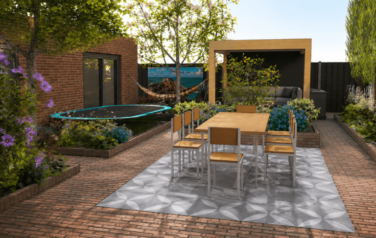 Lichte tuin met een houten eettafel, stoelen, een hangmat en planten.