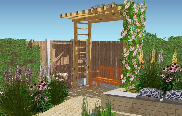 Een tuin met een houten pergola, bank en bloeiende planten.
