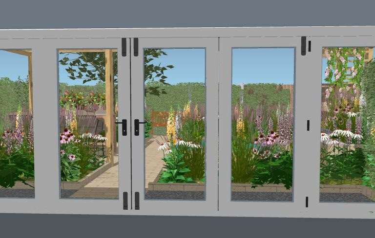 Uitzicht op een bloeiende tuin door openslaande deuren.