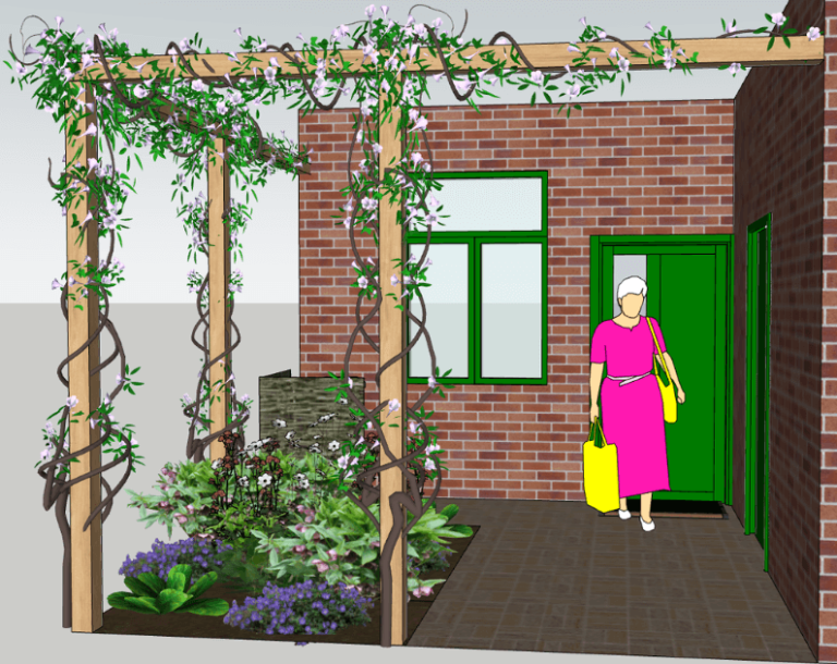 Vrouw in een roze jurk met een tas loopt naar een groene deur onder een met planten bedekte pergola.