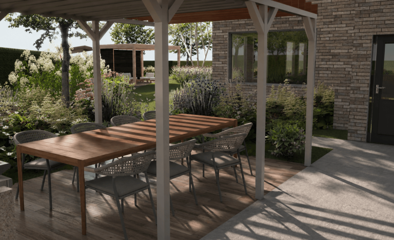 Een houten tafel met stoelen onder een overkapping, omringd door groen.