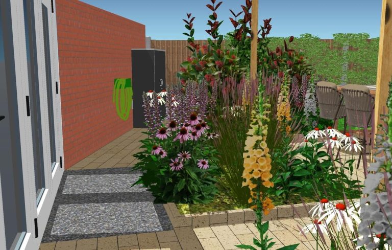 Tuin met diverse bloemen en planten, terras en achterwand van een huis met een tuinkast en tuinslang.