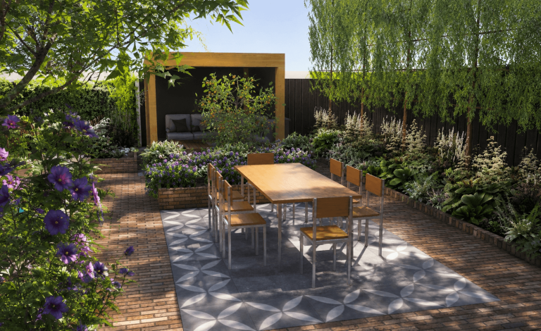 Tuin met een houten eettafel, stoelen, en groene planten rondom.